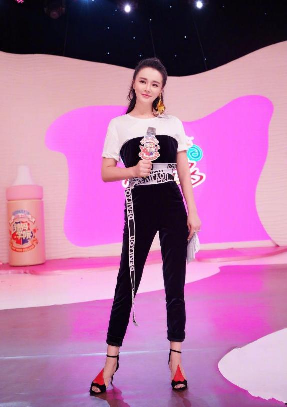 冉莹颖主持人照片,美丽主持人的魅力风采